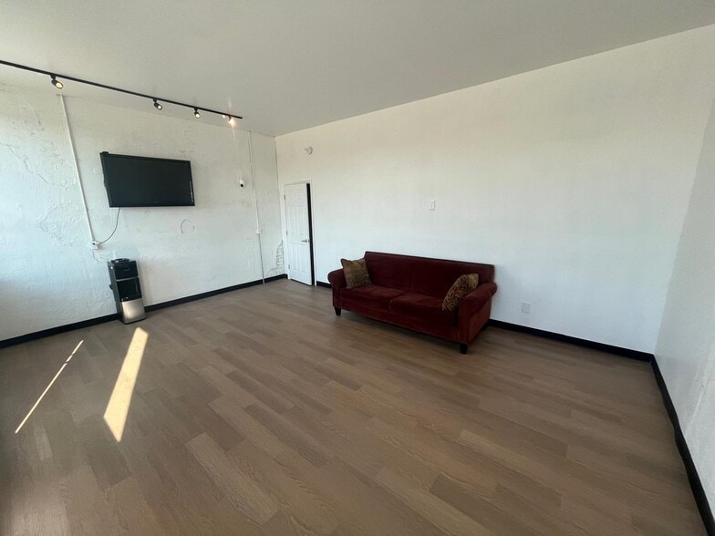 More Photos Of 47 S Ingold Ave, Garland Storefront Retail Office For Sale