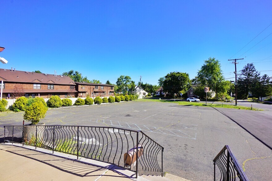 More Photos Of 306 Gatzmer Ave, Jamesburg Restaurant For Lease
