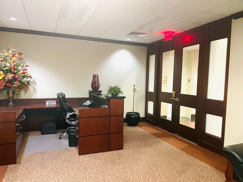 More Photos Of 9999 Bellaire Blvd, Houston Medical For Sale