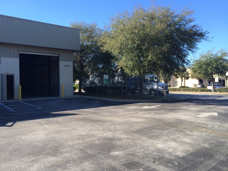 More Photos Of 6433 Pinecastle Blvd, Orlando Warehouse For Lease
