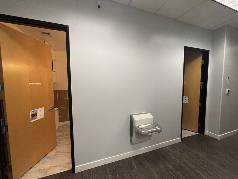 More Photos Of 1830 S Alma School Rd, Mesa Medical For Sale