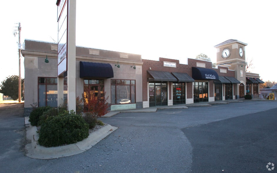 More Photos Of 304 Reynolds Rd, Bryant Freestanding For Lease