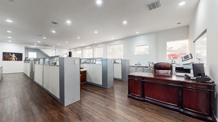 More Photos Of 26-32 Bond St, Westbury Loft Creative Space For Sale