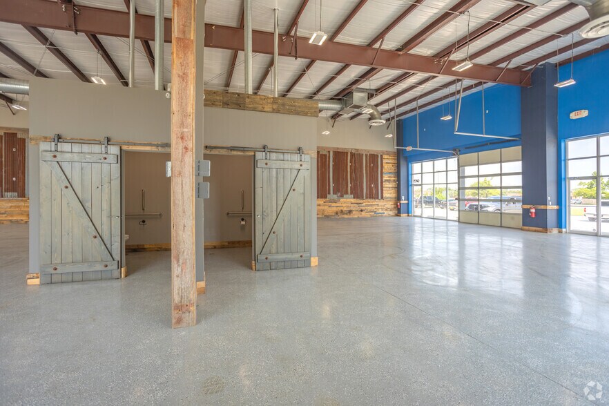 More Photos Of 317 N Trade Center Ter, Mustang General Retail For Lease