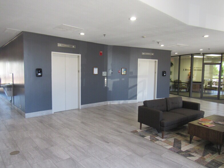 More Photos Of 1800 Teague Dr, Sherman Office For Lease