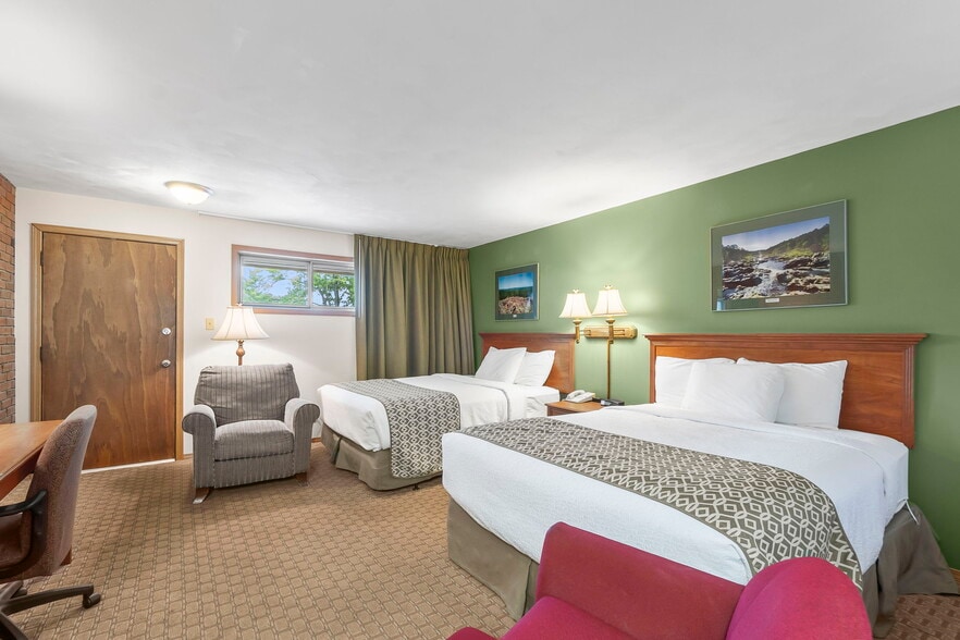 More Photos Of 310 S McCune St, Pilot Knob Hotel For Sale