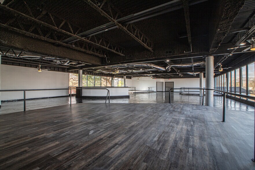 More Photos Of 802 Crosstimbers, Houston General Retail For Sale