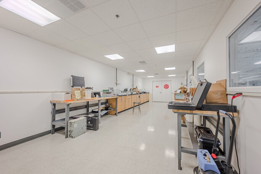 More Photos Of 40 McCullough Dr, New Castle Light Manufacturing For Lease