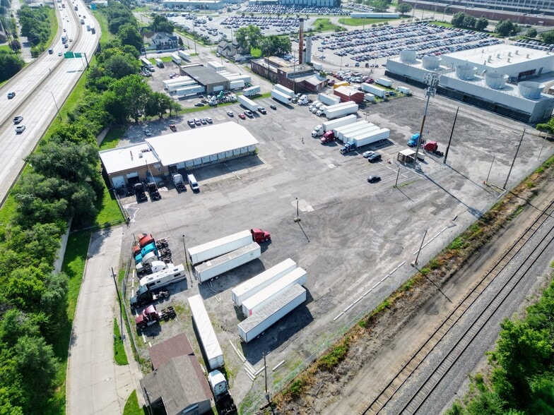 More Photos Of 1401 W Ray St, Indianapolis Truck Terminal For Lease