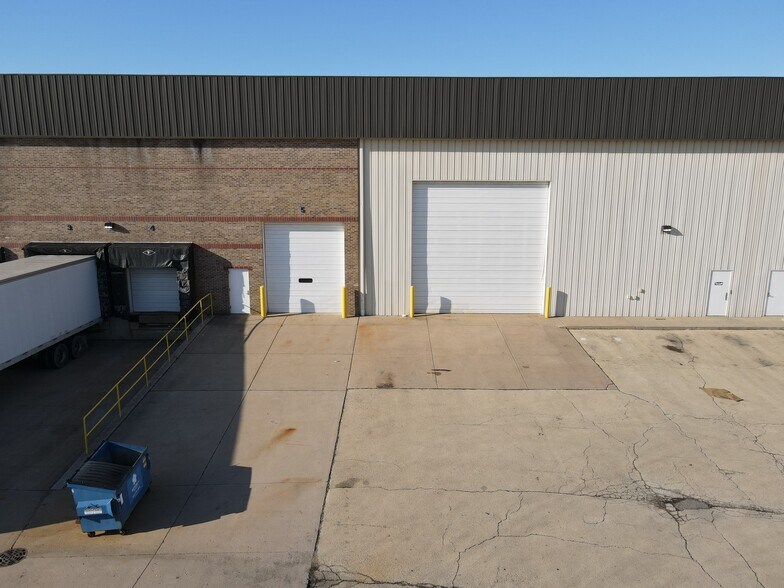 More Photos Of 500 & 511 Oak Leaf Ct, Joliet Warehouse For Lease