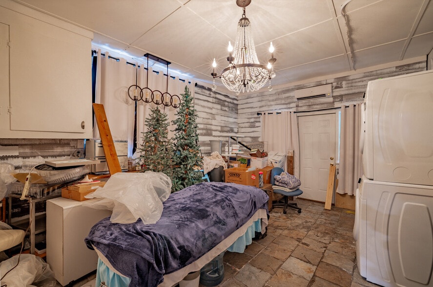 More Photos Of 1840 Volunteer Pky, Bristol Storefront Retail Residential For Sale