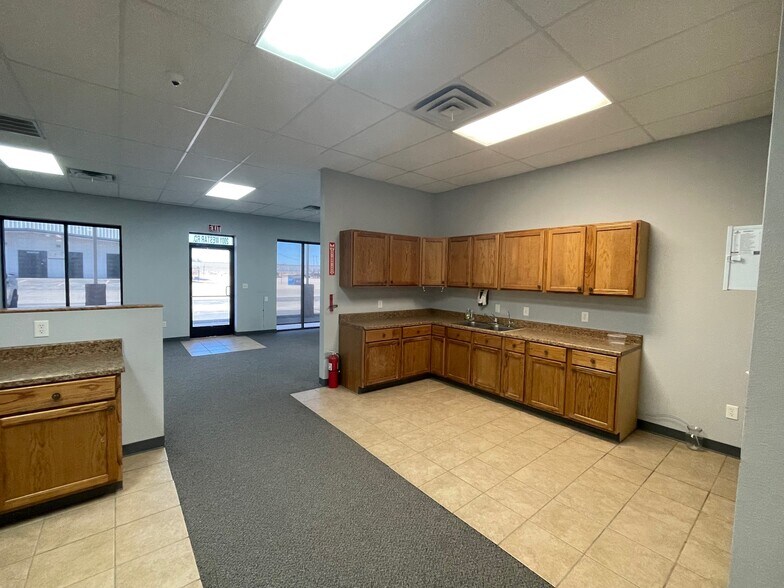 More Photos Of 2001 Westar Rd, Midland Warehouse For Lease