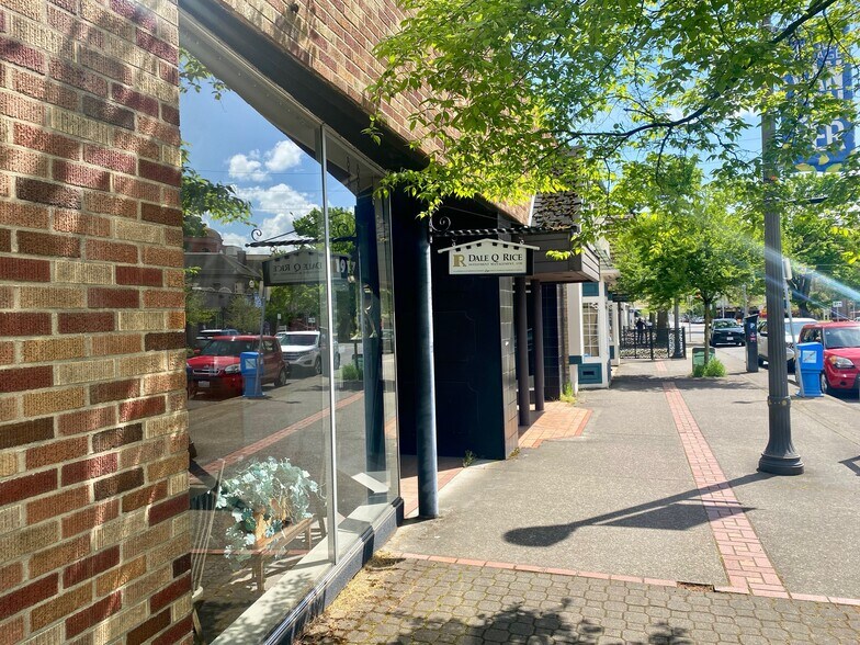 More Photos Of 1915-1917 Main St, Vancouver Storefront For Lease