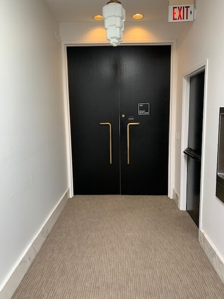 More Photos Of 760 N Ogden Ave, Chicago Office For Lease