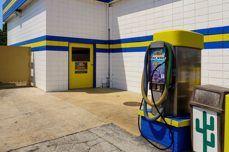 More Photos Of 419 N West Byp, Springfield Carwash For Sale