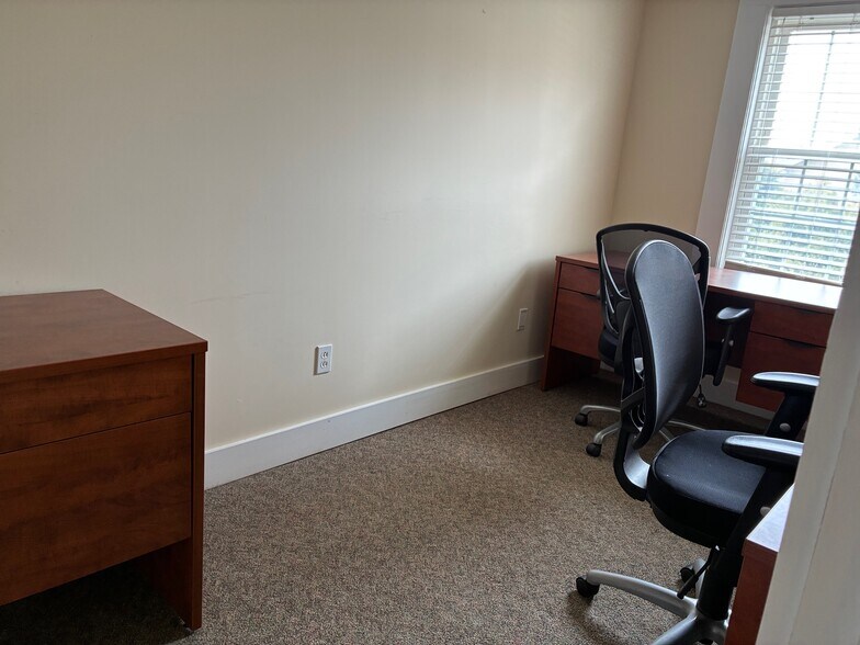 More Photos Of 76 Salem Tpke, Norwich Office For Sale