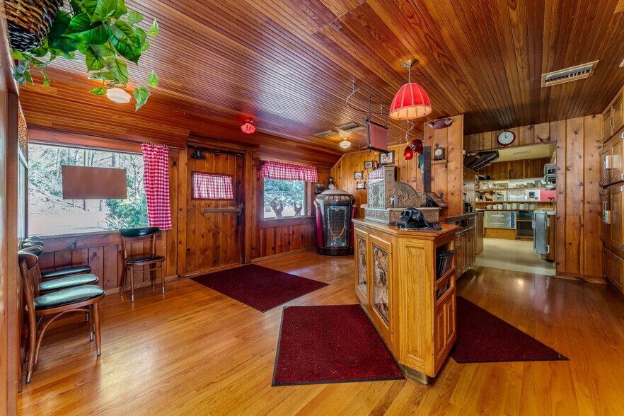 More Photos Of 1325 E Columbia River Hwy, Troutdale Restaurant For Sale