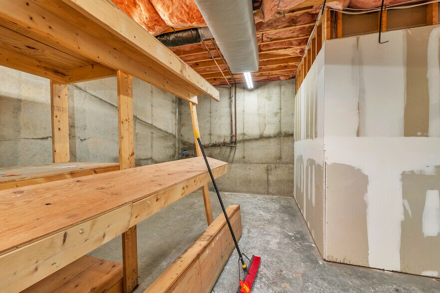 More Photos Of 5 Buttrick Rd, Londonderry Office For Lease