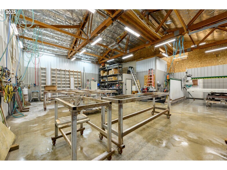 More Photos Of 161 Heritage Way, Roseburg Light Manufacturing For Sale