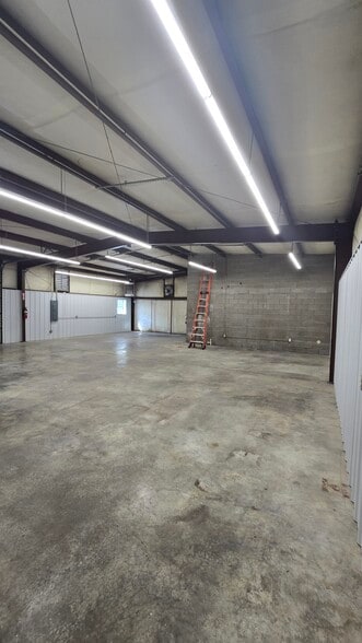 More Photos Of 210 S Maple St, Lebanon Warehouse For Lease