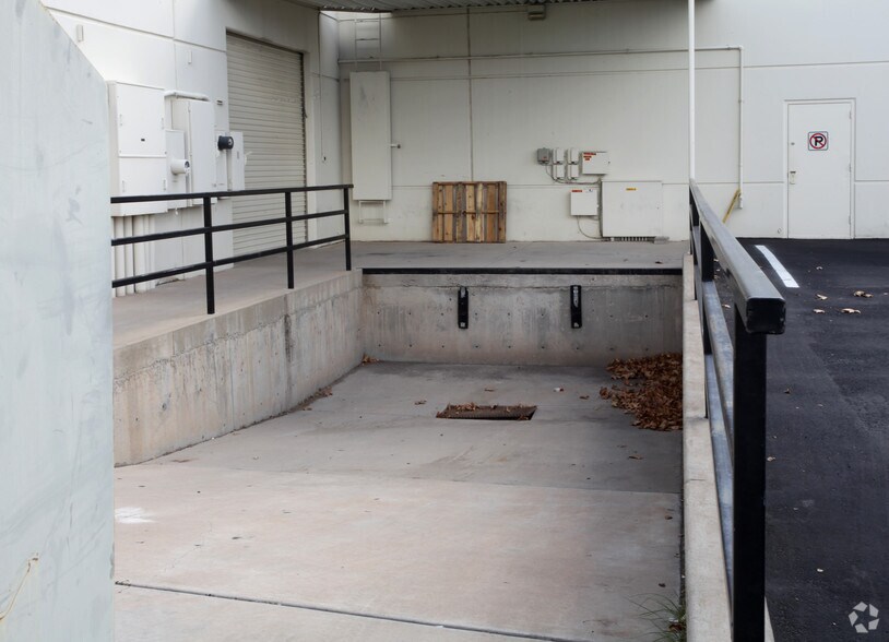 More Photos Of 1951 W Grant Rd, Tucson Showroom For Lease