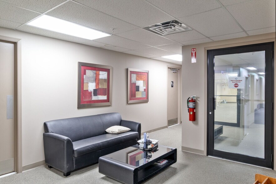 More Photos Of 37 Ramland Rd, Orangeburg Office For Lease