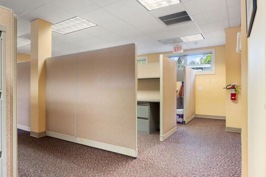 More Photos Of 828 Lynn Fells Pky, Melrose Office For Lease