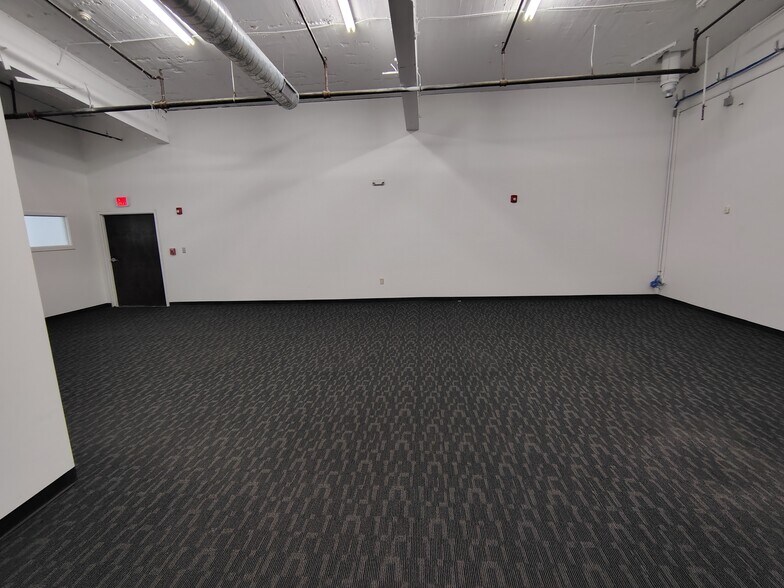 More Photos Of 18-22 Masse Pl, Batavia Warehouse For Lease