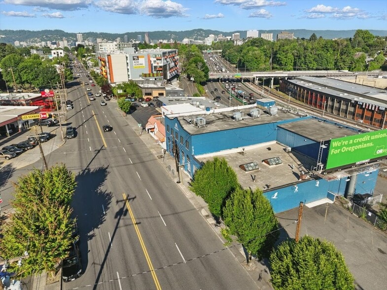 More Photos Of 2975 NE Sandy Blvd, Portland Storefront For Sale