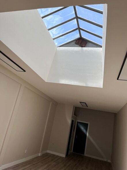 More Photos Of 10041 Commerce Ave, Tujunga Storefront For Sale