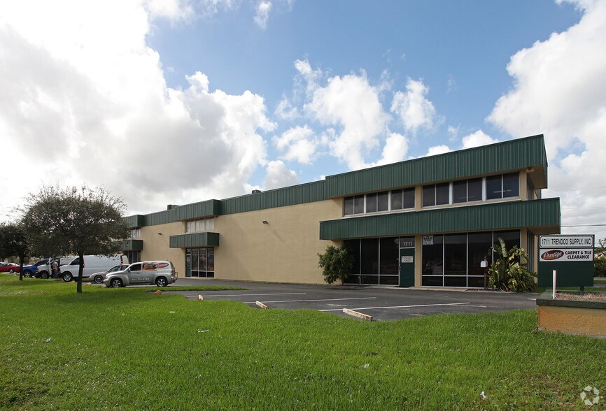 More Photos Of 1683-1711 Latham Rd, West Palm Beach Light Distribution For Lease