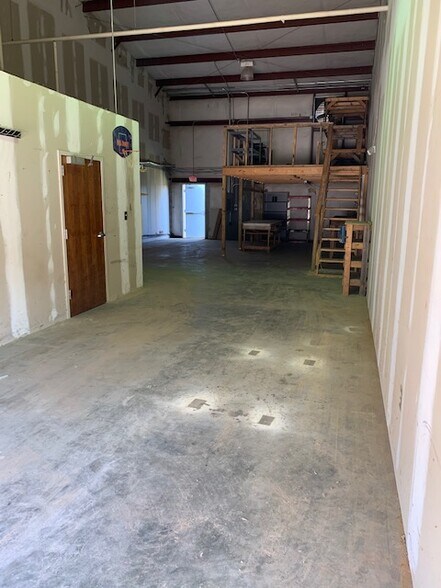 More Photos Of 1131 Highway 16 E, Newnan Flex For Lease