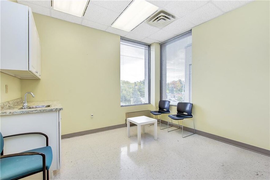More Photos Of 2555 St Joseph Blvd, Ottawa Medical For Lease