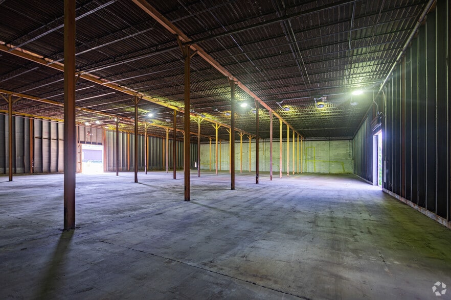 More Photos Of 756 S West St, Petersburg Warehouse For Lease