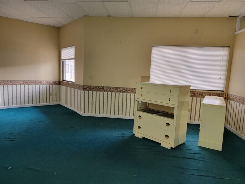 More Photos Of 1575 Thomaston Ave, Waterbury Storefront For Lease