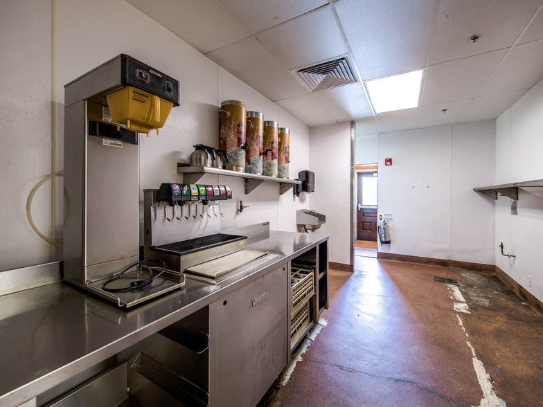 More Photos Of 341 Rockwood Rd, Arden Restaurant For Lease