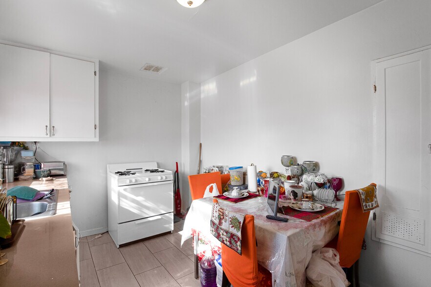 More Photos Of 300 E 55th St, Los Angeles Apartments For Sale