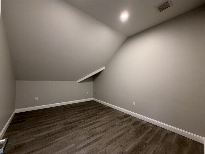 More Photos Of 2 Peter Rd, Bristol Office For Lease