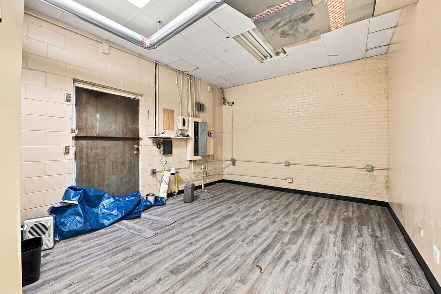 More Photos Of 692 Theodore St, Joliet Storefront For Lease