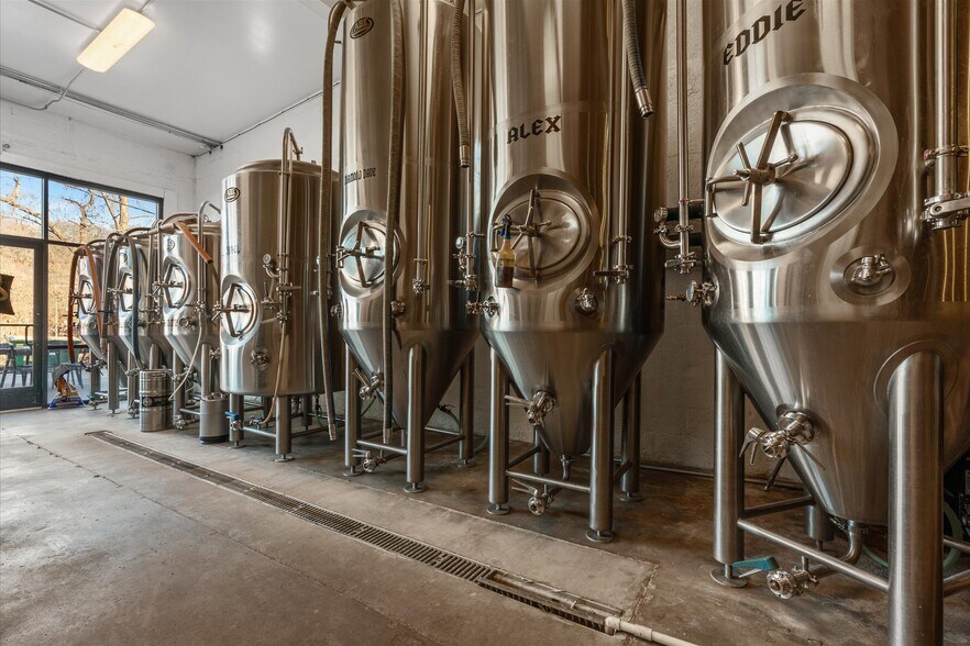 More Photos Of 451 S Thompson Ave, Excelsior Springs Bar For Sale