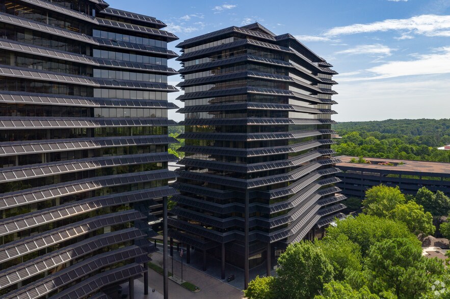 More Photos Of 2 Ravinia Dr, Atlanta Office For Lease