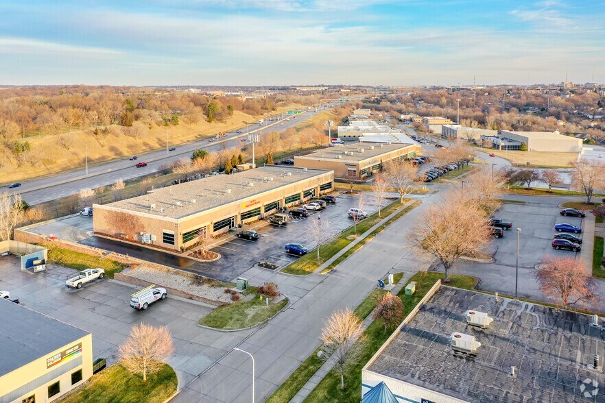 More Photos Of 6520-6542 S 118th St, Omaha Light Distribution For Lease