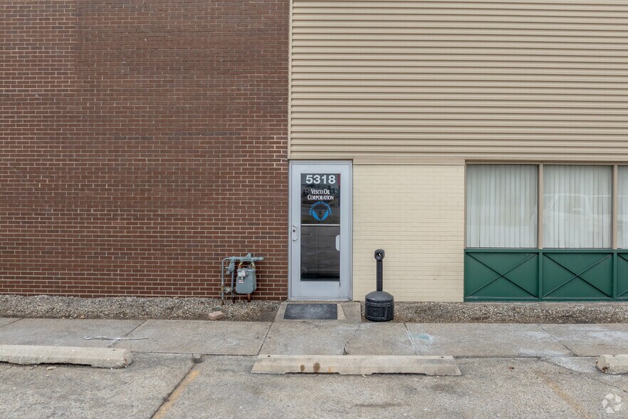 More Photos Of 5310-5352 S East Ave, Countryside Warehouse For Lease