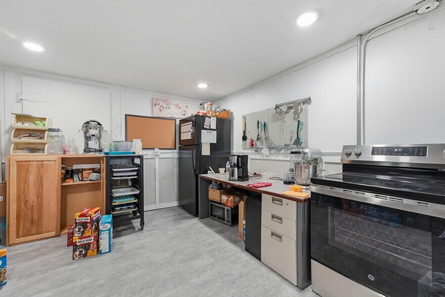 More Photos Of 115 E King St, Garrett General Retail For Sale