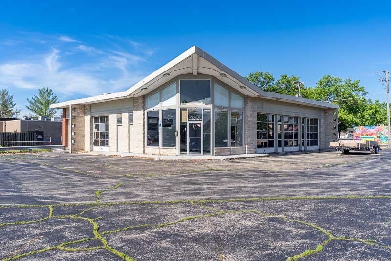 Primary Photo Of 5818 N 2nd St, Loves Park Auto Dealership For Sale