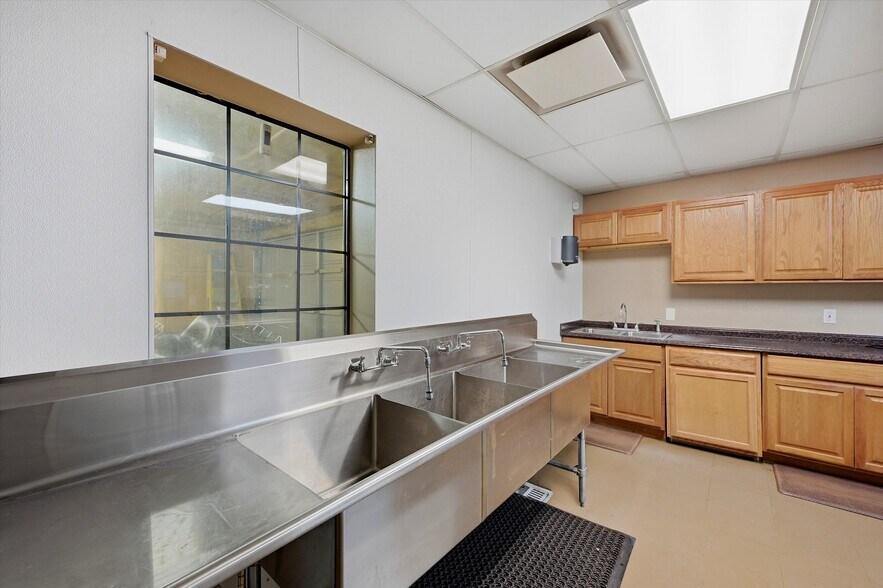 More Photos Of 920 S Heritage Pky, Sherman Specialty For Sale