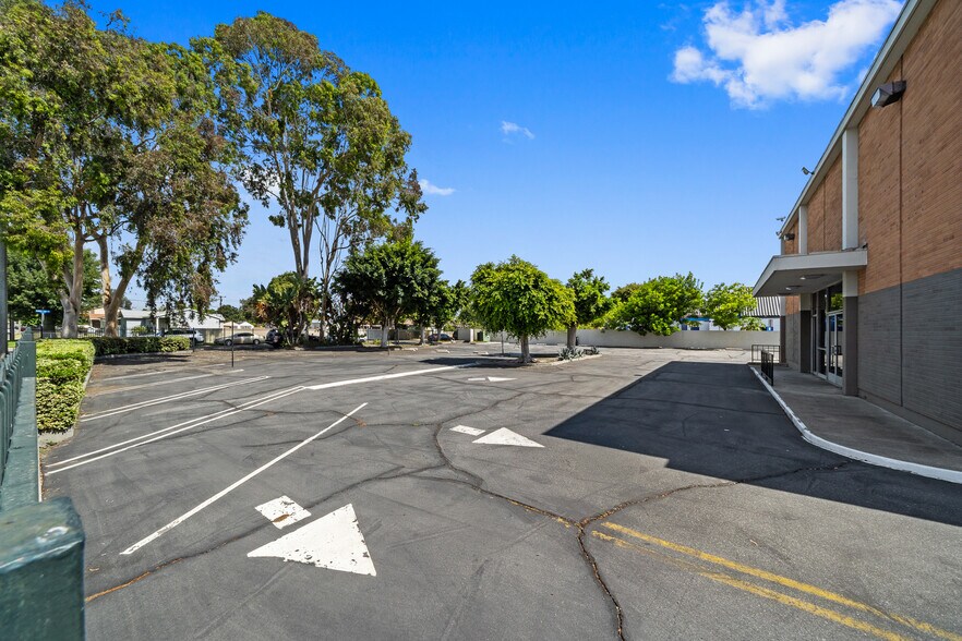 More Photos Of 2231 W Lincoln Ave, Anaheim Freestanding For Sale