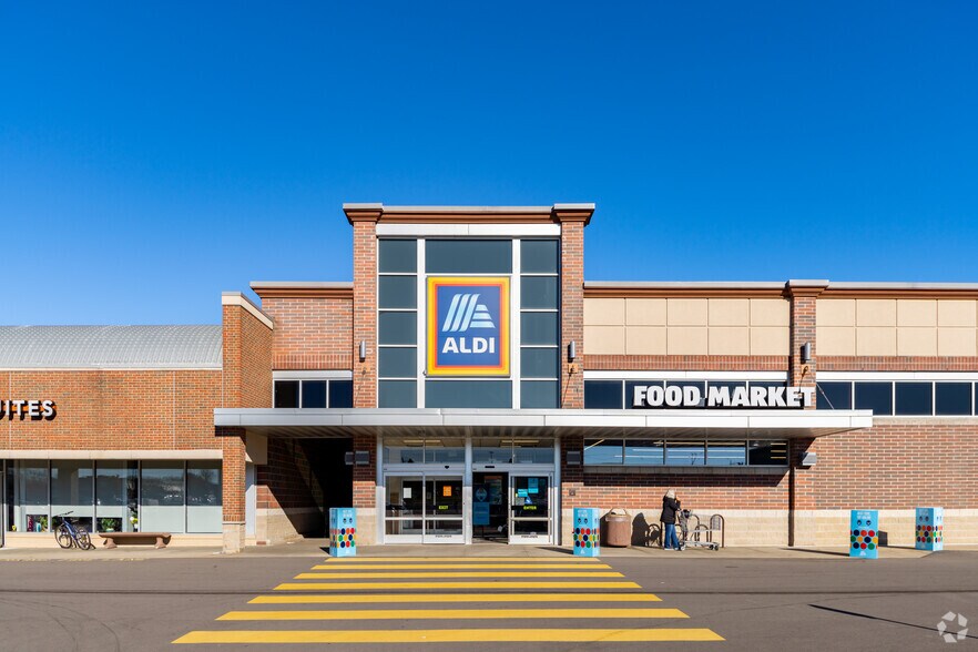 More Photos Of 5012-5160 Highland Rd, Waterford Supermarket For Lease