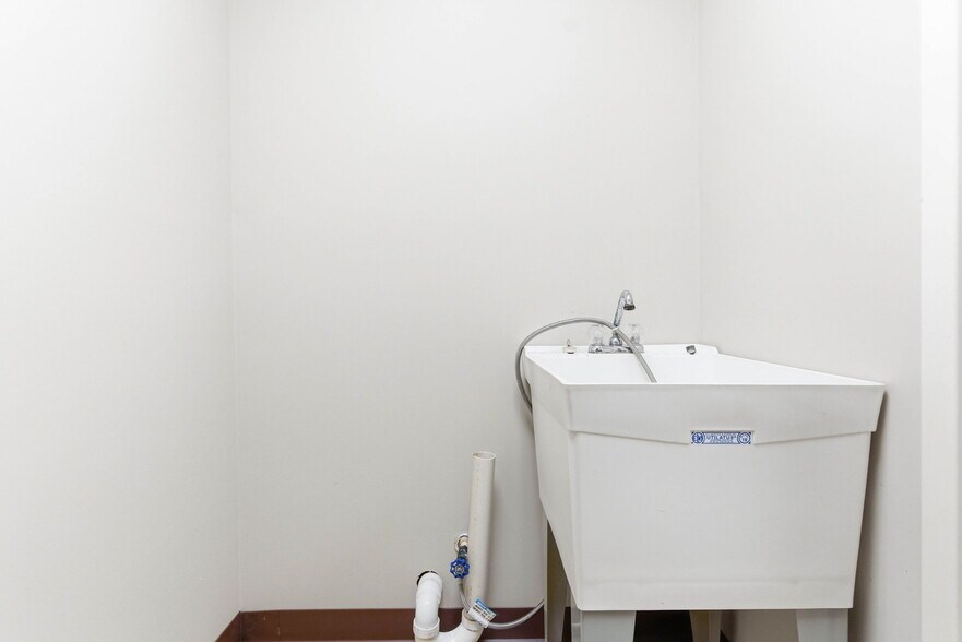 More Photos Of 3208 College Dr, Louisville Office For Sale