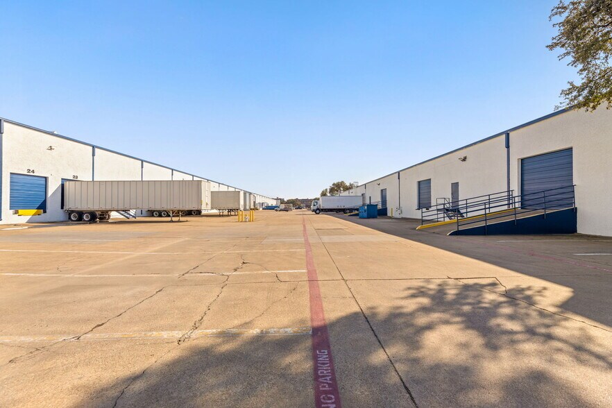 More Photos Of 1300 N Interstate 35E, Carrollton Unknown For Lease